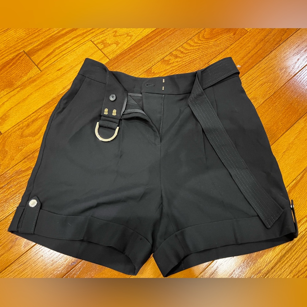 White House black market 5 inch short